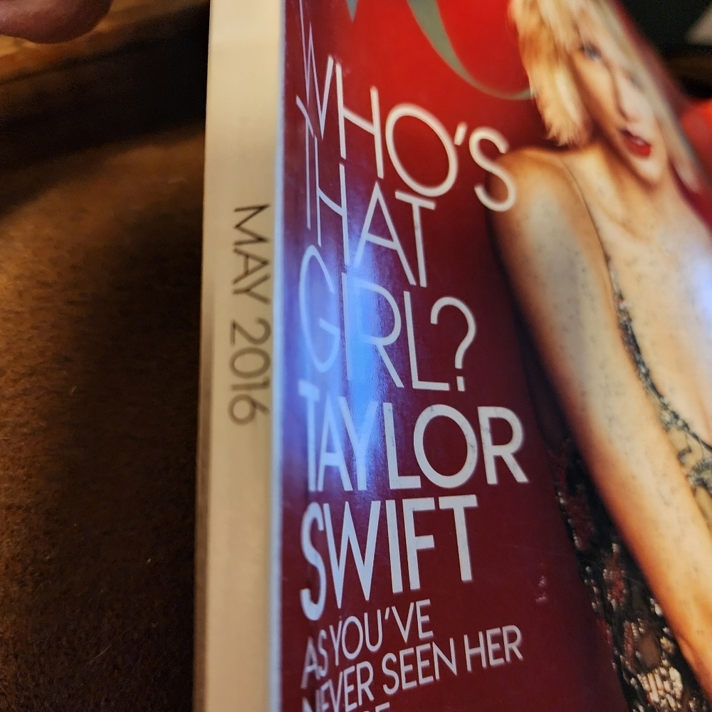 Pair of Vogue Magazines- Taylor Swift and Beyonce - Picture 6 of 12